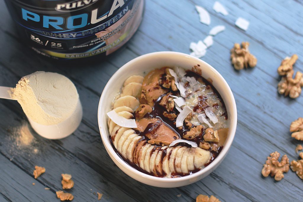AVENA PROTEICA CON BANANAY SALSA DE CHOCOLATE